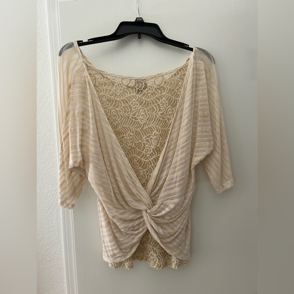 Daytrip Sandy Beige Short Sleeve Crocheted Lace Back Top. Size Small - Picture 12 of 13